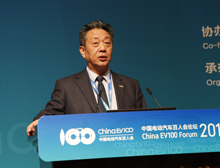 中國汽車工業協會常務副會長、充電聯盟理事長董揚主持下半場會議