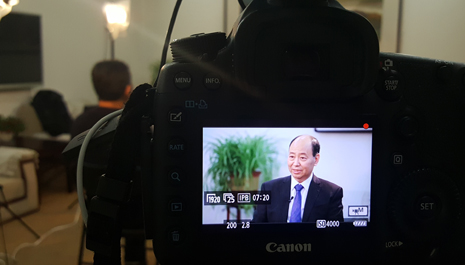 圖為風帆有限責任公司董事長、黨委書記劉寶生接受《新能源1+1》視頻人物專訪節目組采訪