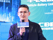 多氟多副總經理，新能源事業部總經理趙永鋒主持“兩輪電動車鋰電技術與突破”主題論壇