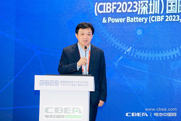大會主席、國家科技成果轉化基金新能源汽車創業子基金合伙人兼總裁方建華主持會議